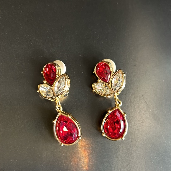 RUBY RED FANCY PEAR DROPS! SIGNED SWAROVSKI CRYSTAL GOLD DANGLE EARRINGS - Picture 4 of 12